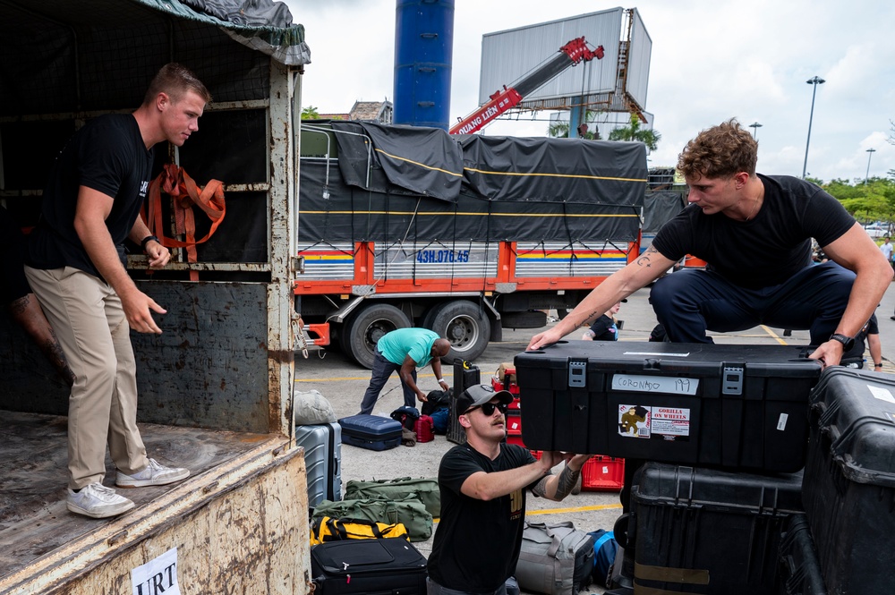 25-3VN Loads Equipment Into Trucks
