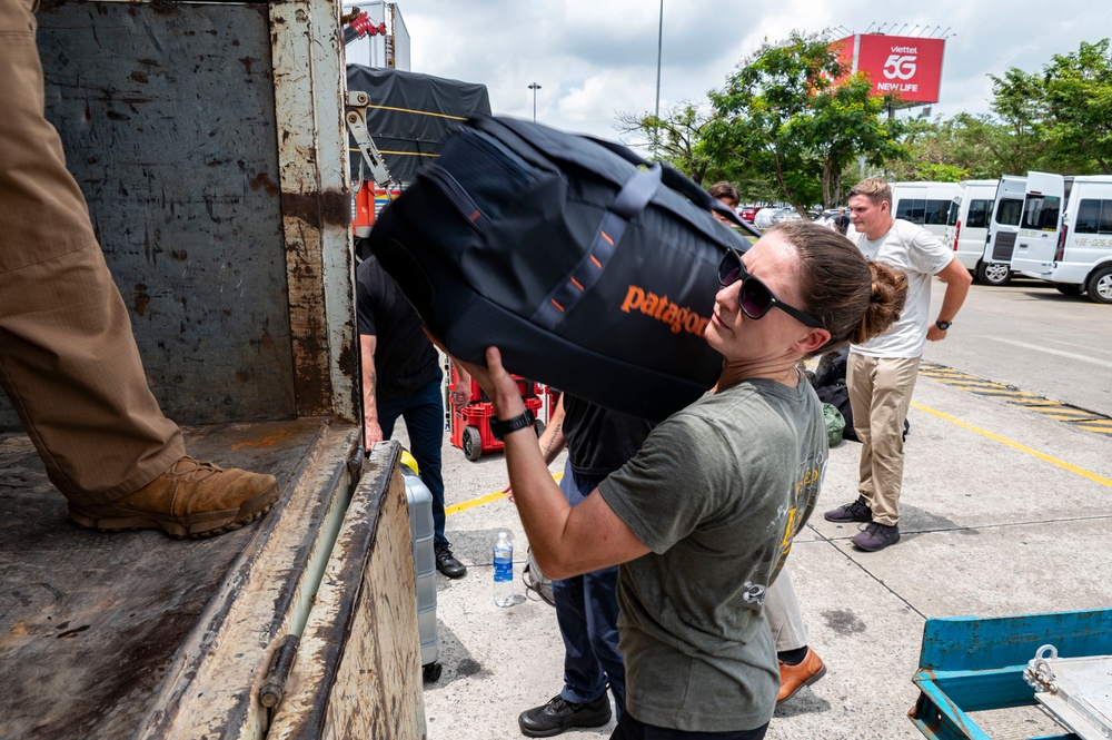 25-3VN Loads Equipment Into Trucks