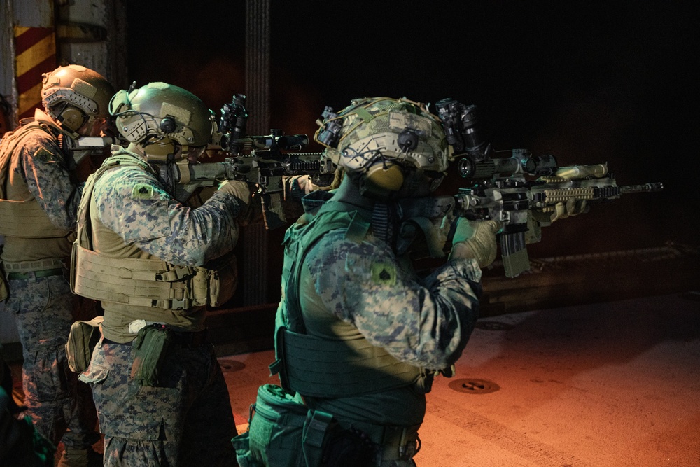 31st MEU | BLT 1/7 conducts night live-fire deck shoot