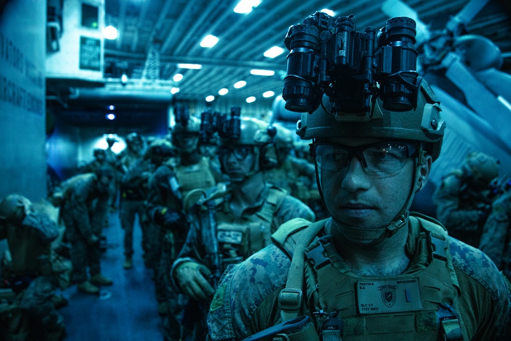 31st MEU | BLT 1/7 conducts night live-fire deck shoot