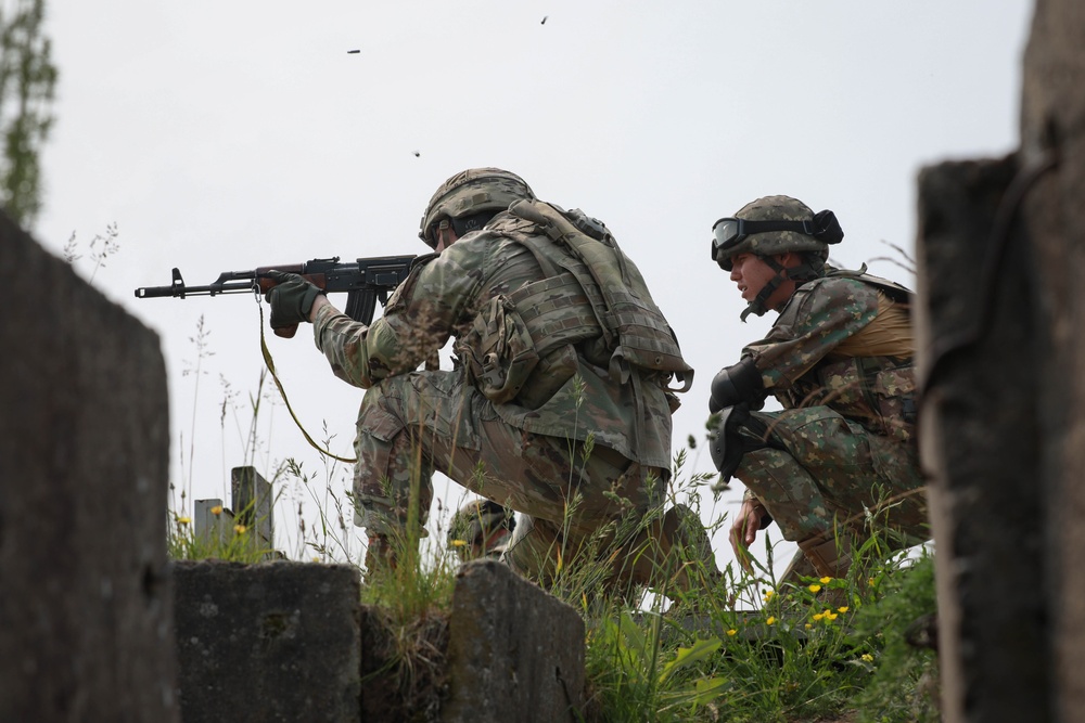 U.S. Army Soldiers exchange skills in Romanian shooting competition