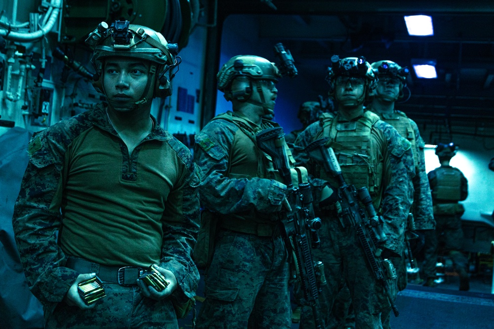 31st MEU | BLT 1/7 conducts night live-fire deck shoot