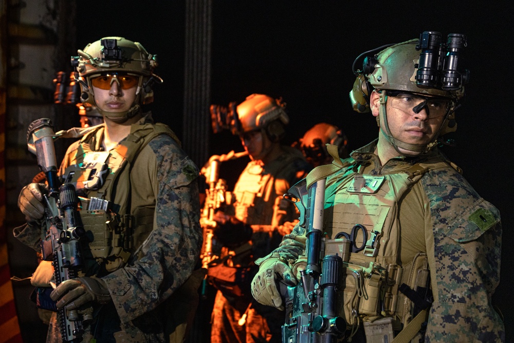 31st MEU | BLT 1/7 conducts night live-fire deck shoot