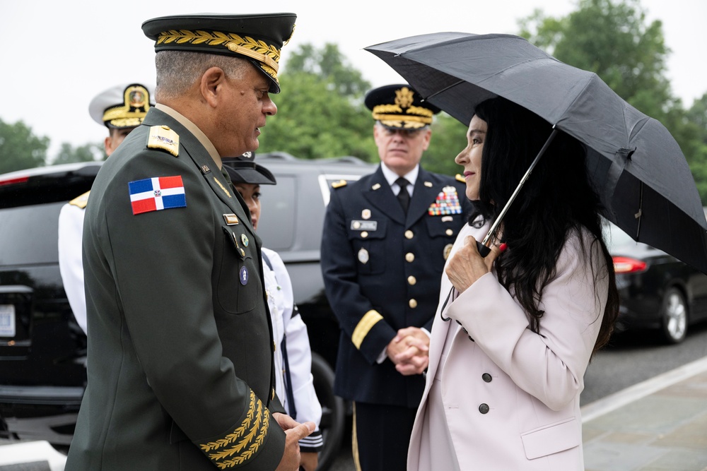 Minister of Defense of the Dominican Republic Lt. Gen. Carlos Antonio Fernández Onofre Visits Arlington National Cemetery