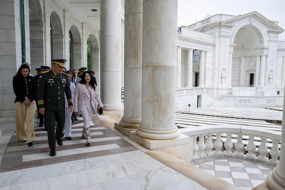 Minister of Defense of the Dominican Republic Lt. Gen. Carlos Antonio Fernández Onofre Visits Arlington National Cemetery