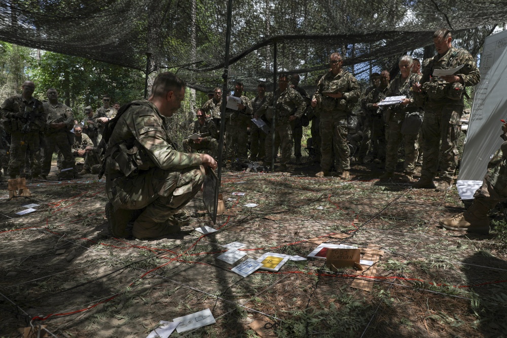 Iowa Guard Soldiers conduct field briefing at JRTC