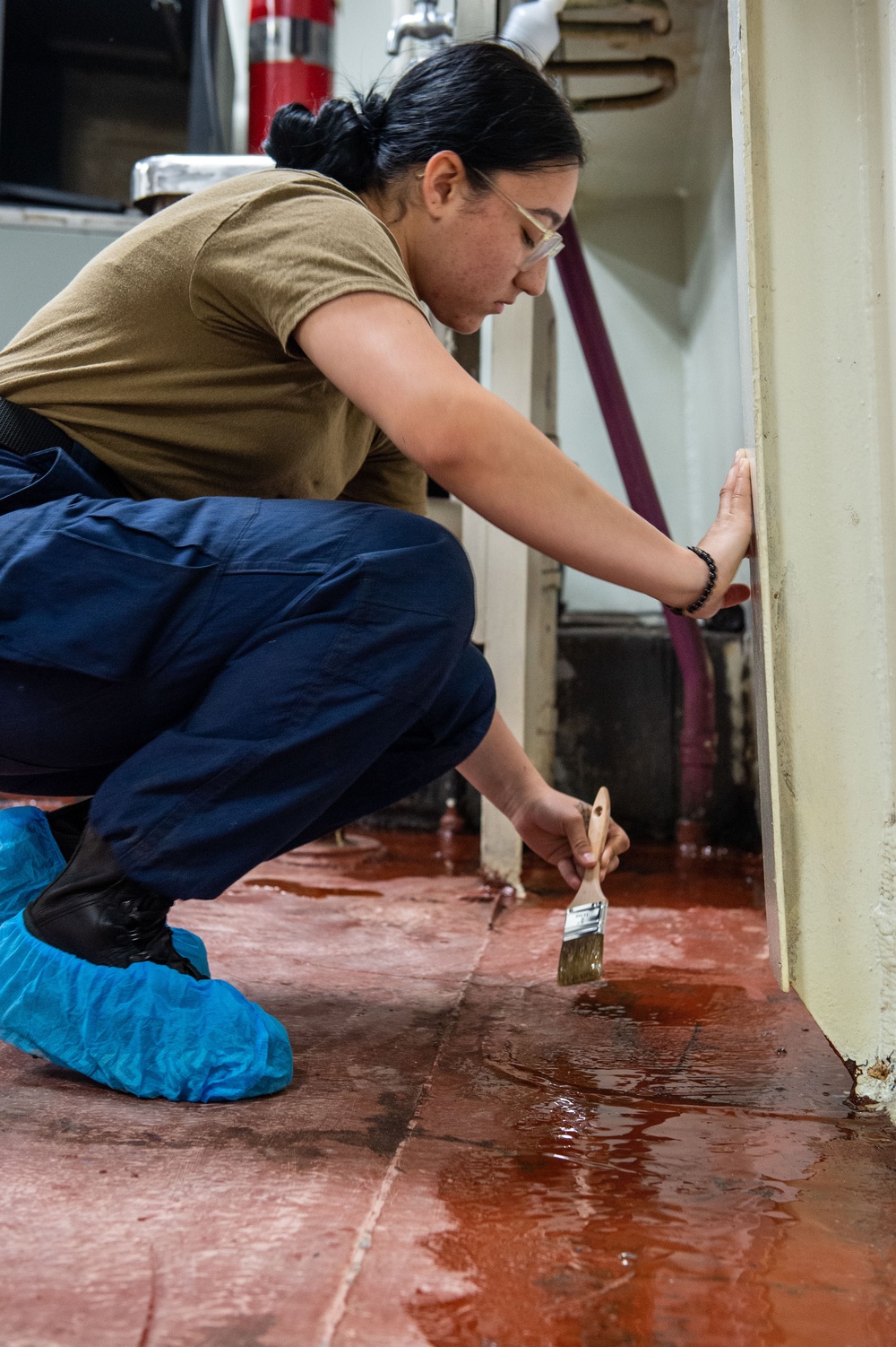 USS Ronald Reagan (CVN 76) Sailors and contractors conduct deck refinishing
