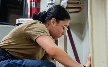 USS Ronald Reagan (CVN 76) Sailors and contractors conduct deck refinishing