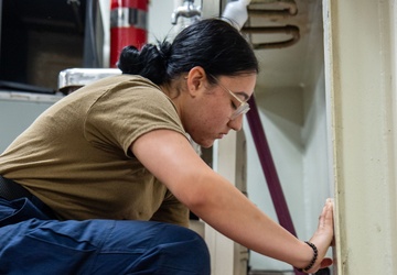 USS Ronald Reagan (CVN 76) Sailors and contractors conduct deck refinishing