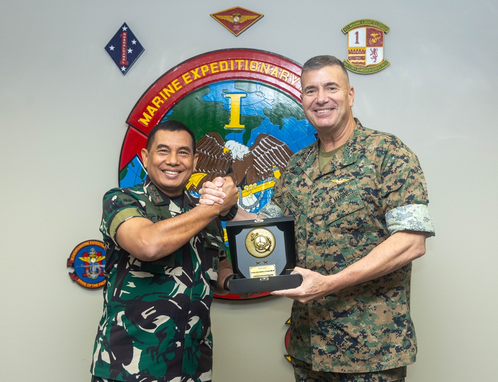 I MEF CG meets with Indonesian KORMAR Commandant