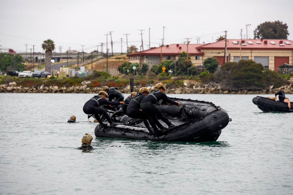 U.S. Marines, Indonesian Korps Marinir participate in amphibious training