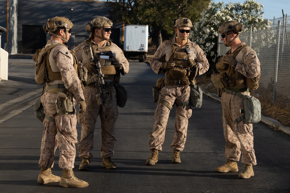 U.S. Marines guard federal building to assist California Army National Guard