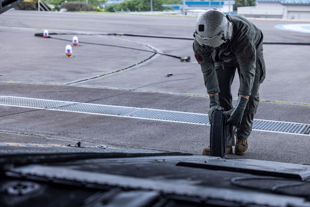 HMH-462 perform ADGR for Fuji Viper