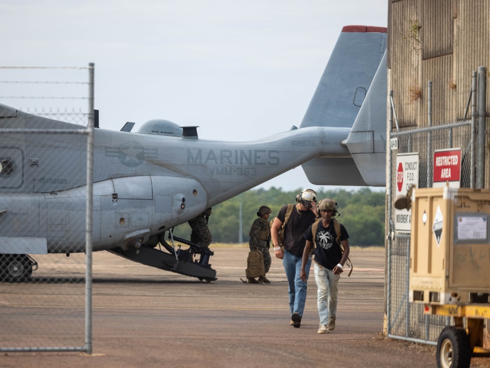U.S. Marines, Sailors with MRF-D 25.3 conduct an integration check