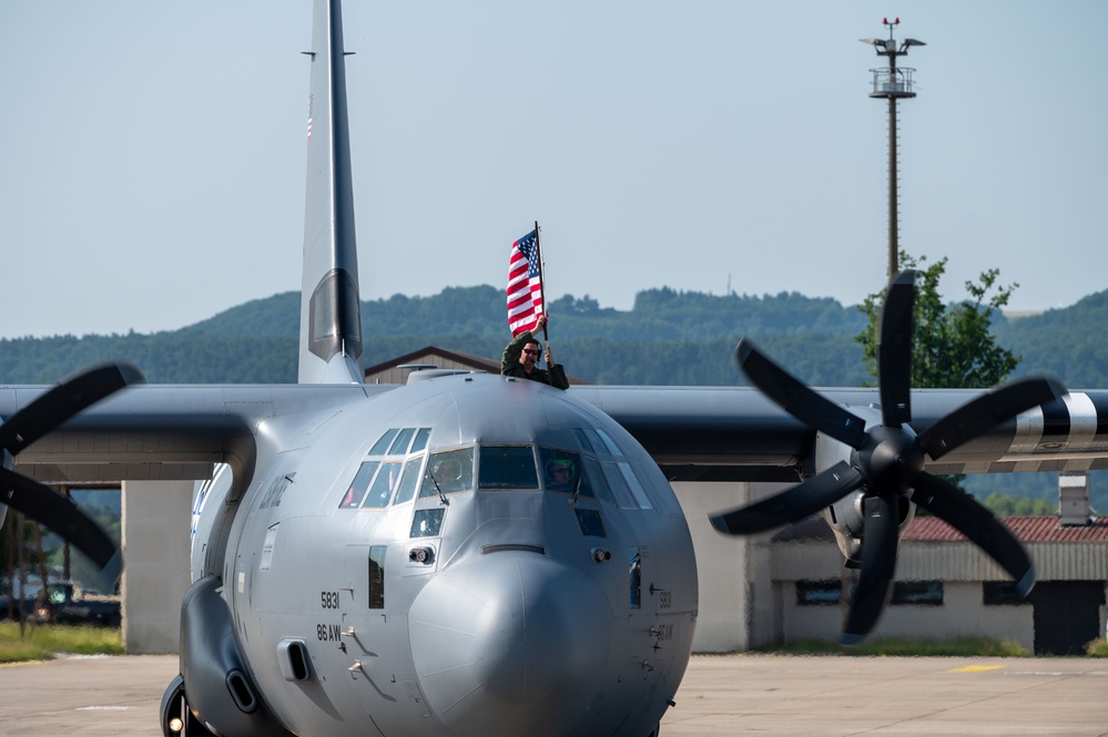 86 AW command chief retires