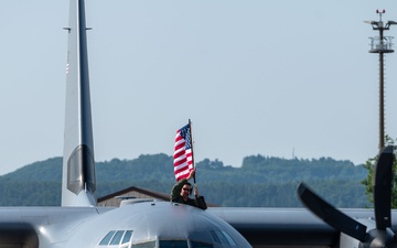 86 AW command chief retires