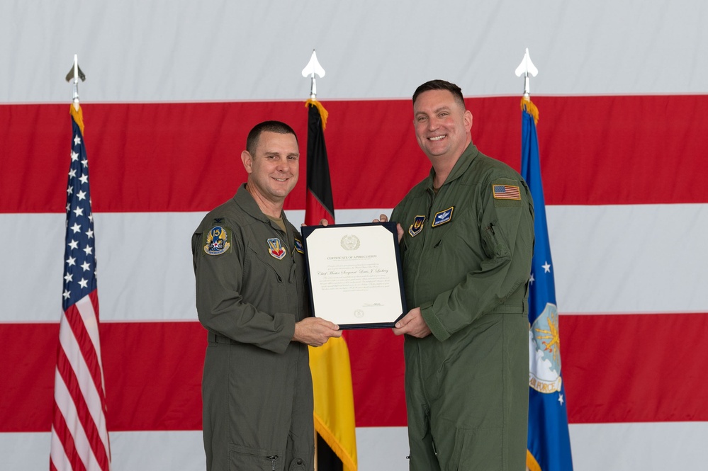 86 AW command chief retires