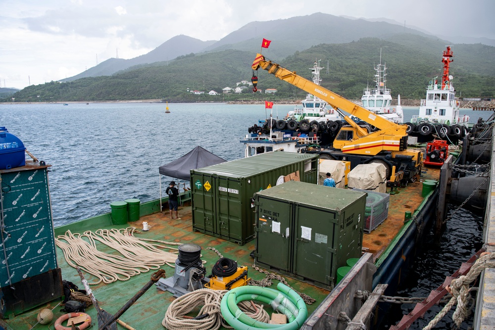 25-3VN Secures Equipment Onto Barge