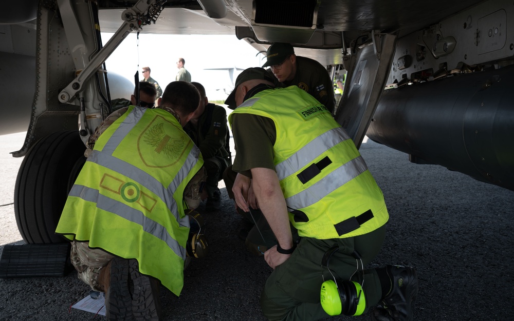 Atlantic Trident 25 cross-service hot pit refuel training