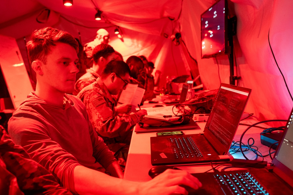 Soldiers Experiment with Technology at Arcane Thunder