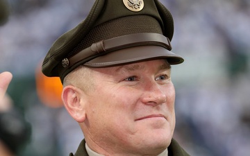 Iraq combat veteran turned Army Reserve Soldier receives honor at Chicago Cubs game