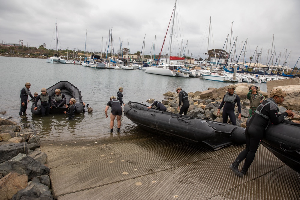 U.S. Marines, Indonesian Korps Marinir participate in amphibious training
