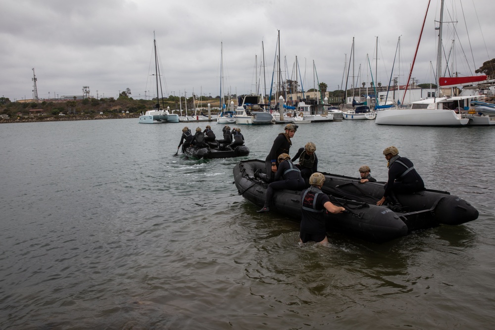 U.S. Marines, Indonesian Korps Marinir participate in amphibious training