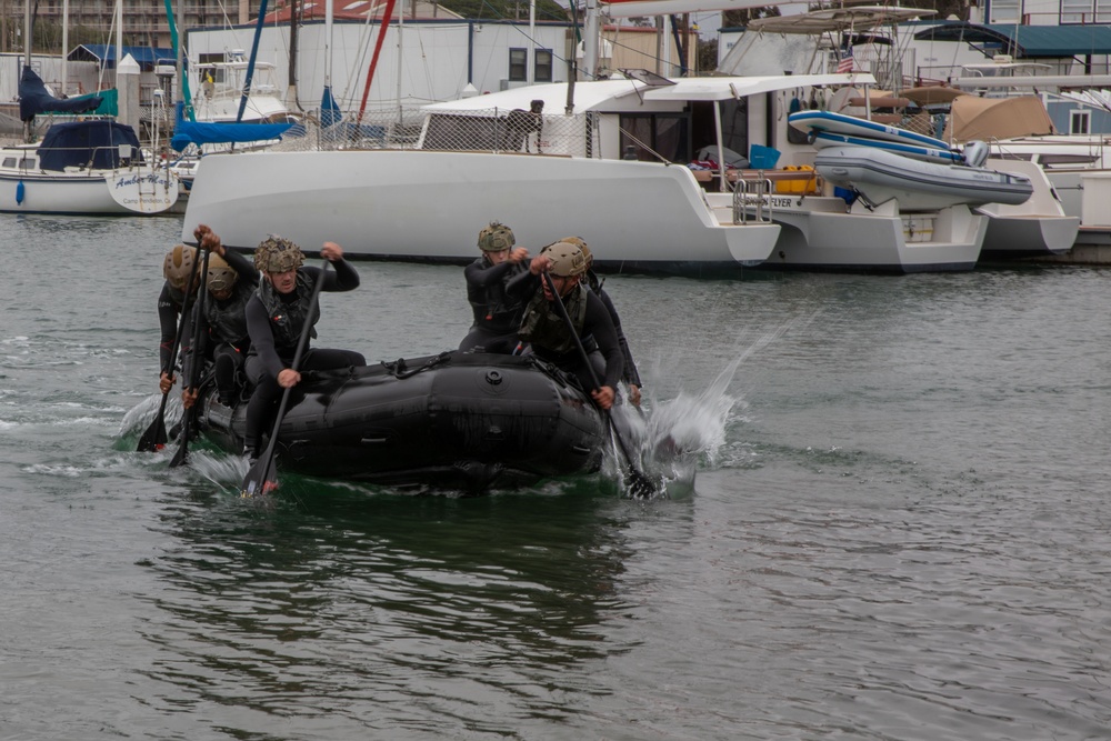 U.S. Marines, Indonesian Korps Marinir participate in amphibious training