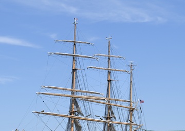 CGC Eagle Departs Astoria