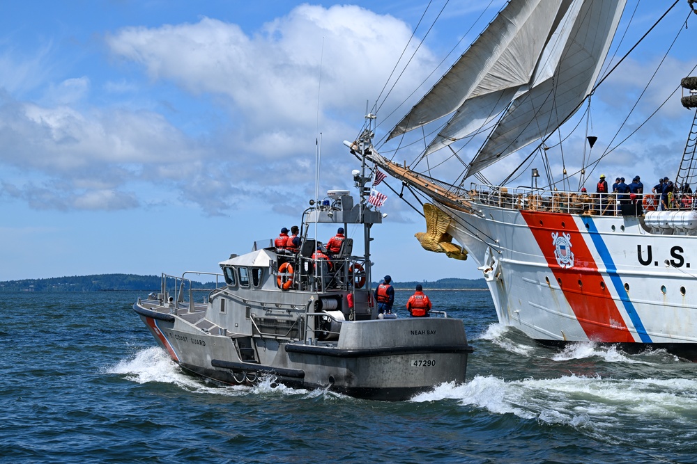CGC Eagle Departs Astoria