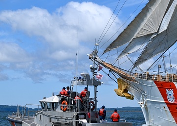 CGC Eagle Departs Astoria