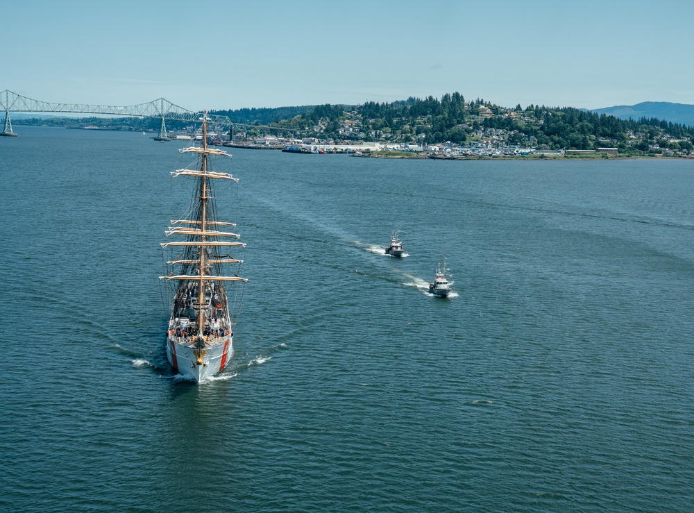 CGC Eagle Leaves Astoria