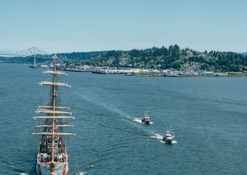 CGC Eagle Leaves Astoria