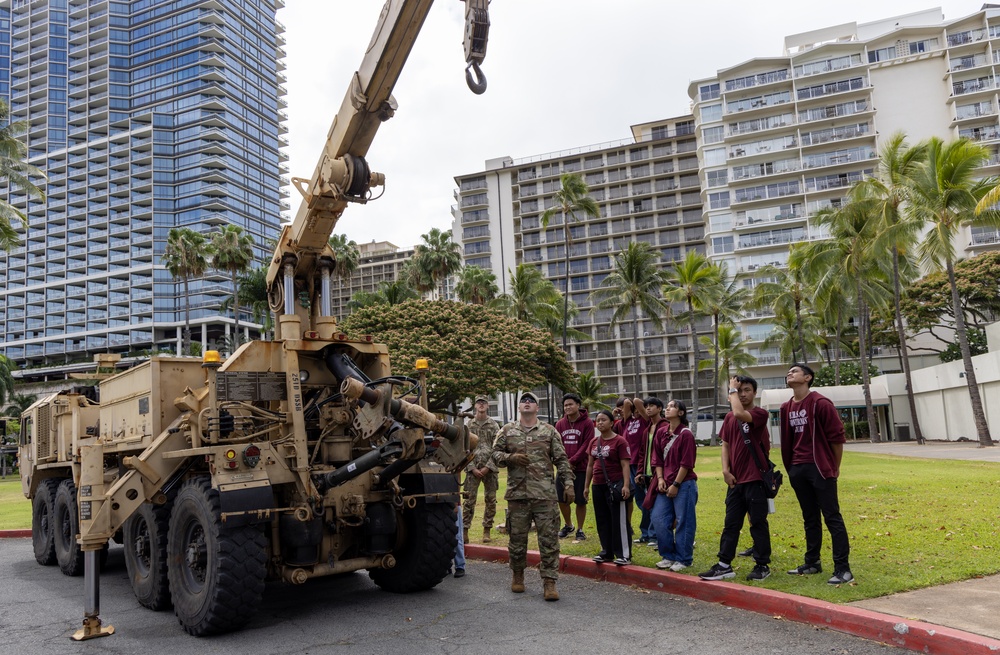 Army Community Day: 25th ID soldiers teach class to Farrington JROTC students