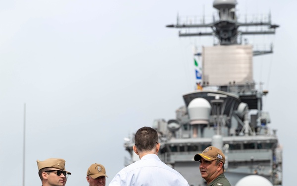 USS Kearsarge Hosts Mr. Mark Gruman