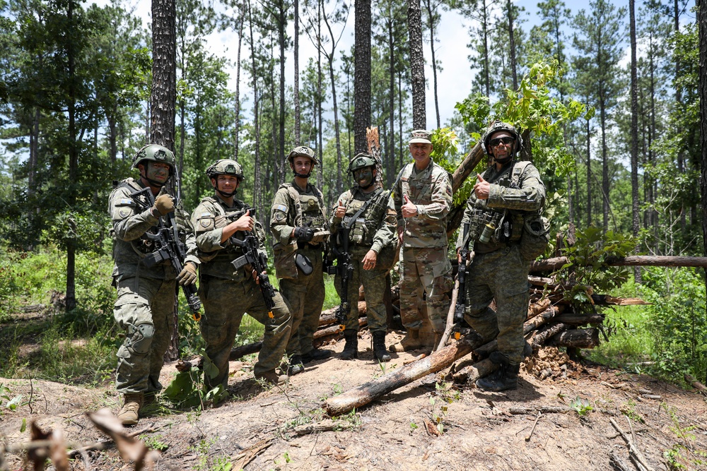 Nordhaus, Army National Guard leadership team visit Guardsmen on rotation at JRTC