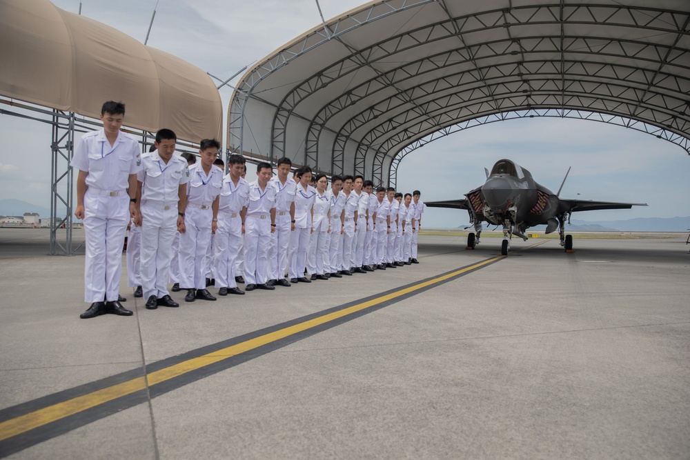 MAG-12 hosts Japanese Aviation Cadets aboard MCAS Iwakuni