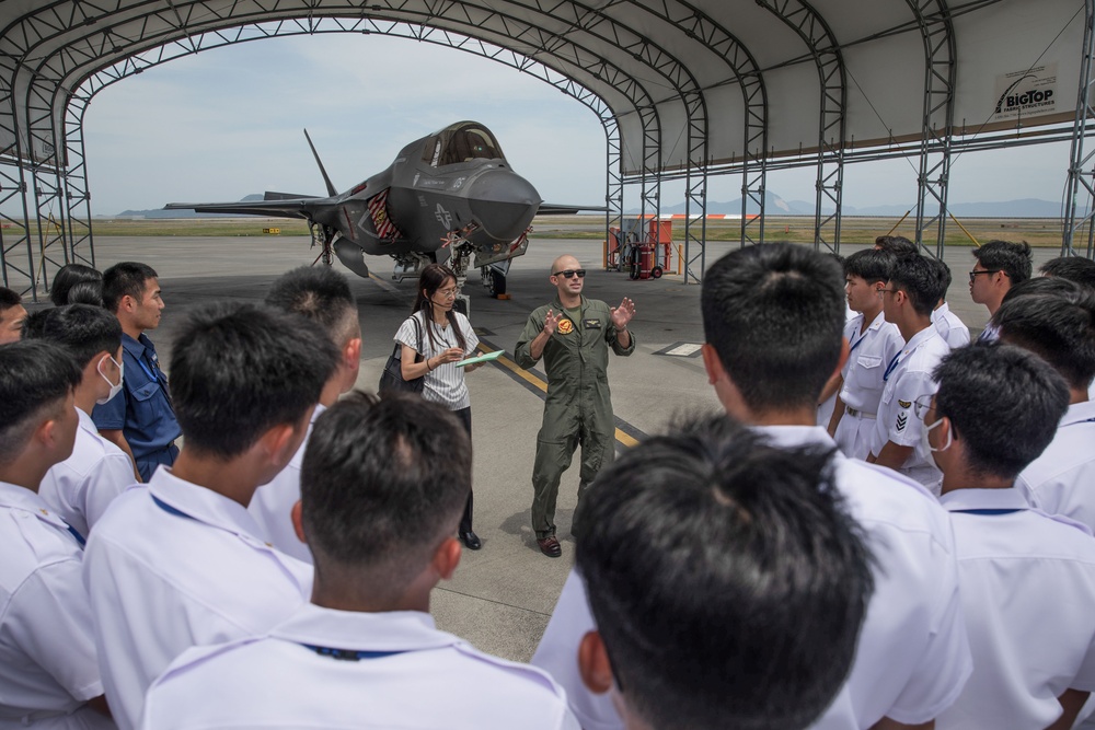 MAG-12 hosts Japanese Aviation Cadets aboard MCAS Iwakuni