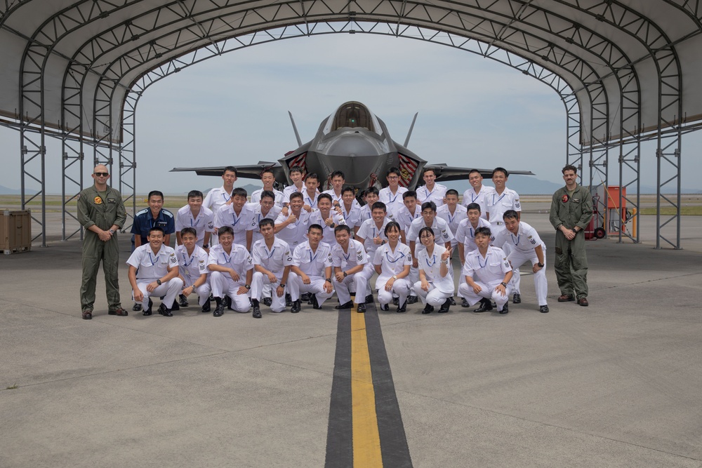 MAG-12 hosts Japanese Aviation Cadets aboard MCAS Iwakuni