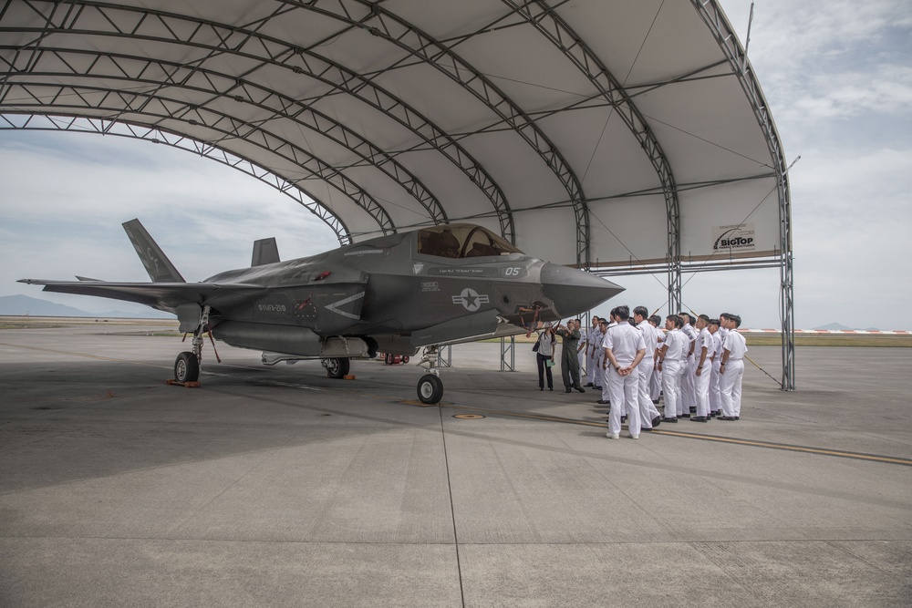 MAG-12 hosts Japanese Aviation Cadets aboard MCAS Iwakuni