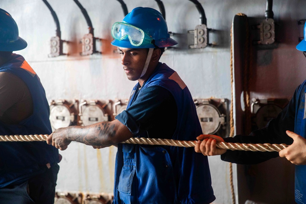 George Washington Conducts fueling-at-Sea with Badlands Trader