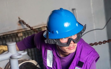 George Washington Conducts Fueling-at-Sea with Badlands Trader