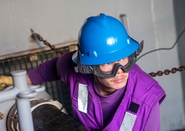 George Washington Conducts Fueling-at-Sea with Badlands Trader