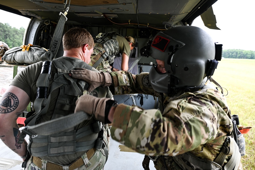VNG flights crews, aircraft support Fort Lee DZ reopening