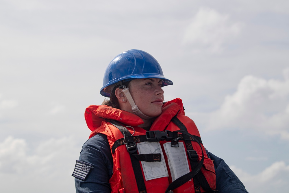 USS Higbee conducts replenishment-at-sea