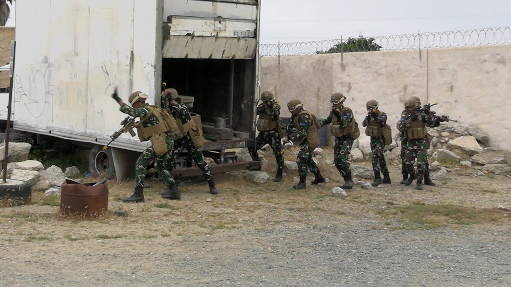 U.S. Marines, Indonesian Korps Marinir perform training drills at the infatry immersion trainer