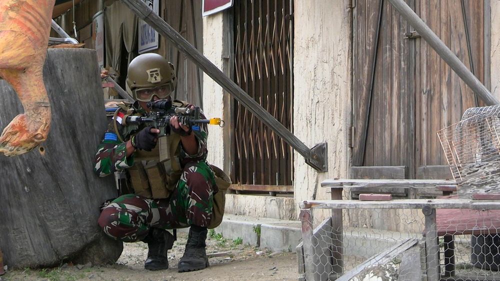 U.S. Marines, Indonesian Korps Marinir perform training drills at the infantry immersion trainer