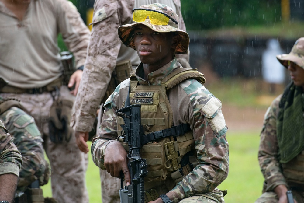 Servicio Nacional Aeronaval trains with U.S. Marine Corps in Panama