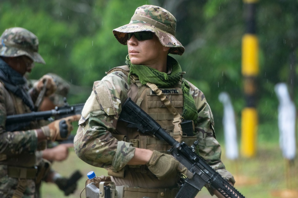Servicio Nacional Aeronaval trains with U.S. Marine Corps in Panama