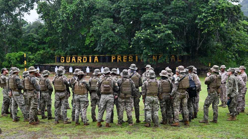 Servicio Nacional Aeronaval trains with U.S. Marine Corps in Panama